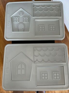 Pampered Chef Gray Silicone Gingerbread House Molds – Set of 2